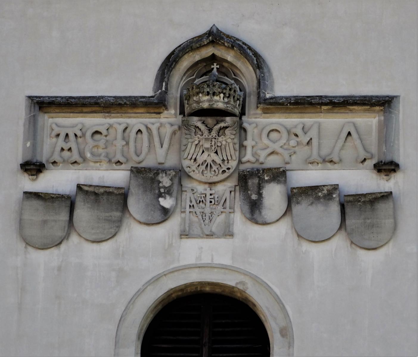 Wiener Neustadt: Georgskirche in der Burg - Wappen mit Devise "AEIOU" und Monogramm Kaiser Friedrichs III. (2021)