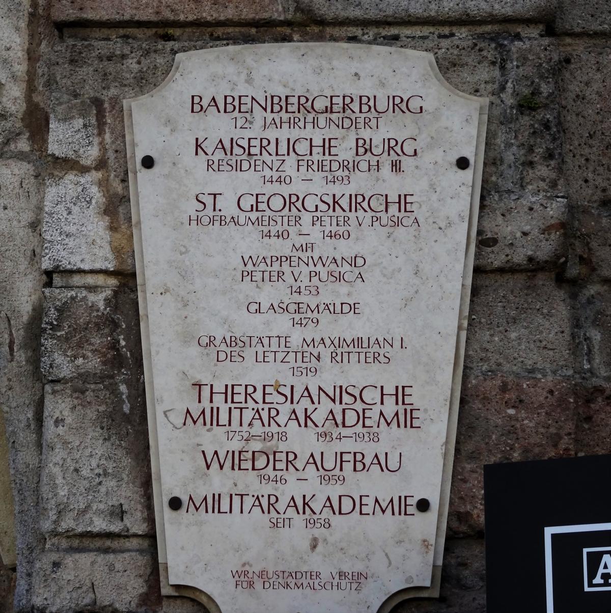 Wiener Neustadt: Burg - Hinweistafel zur Geschichte der Burg (2021)