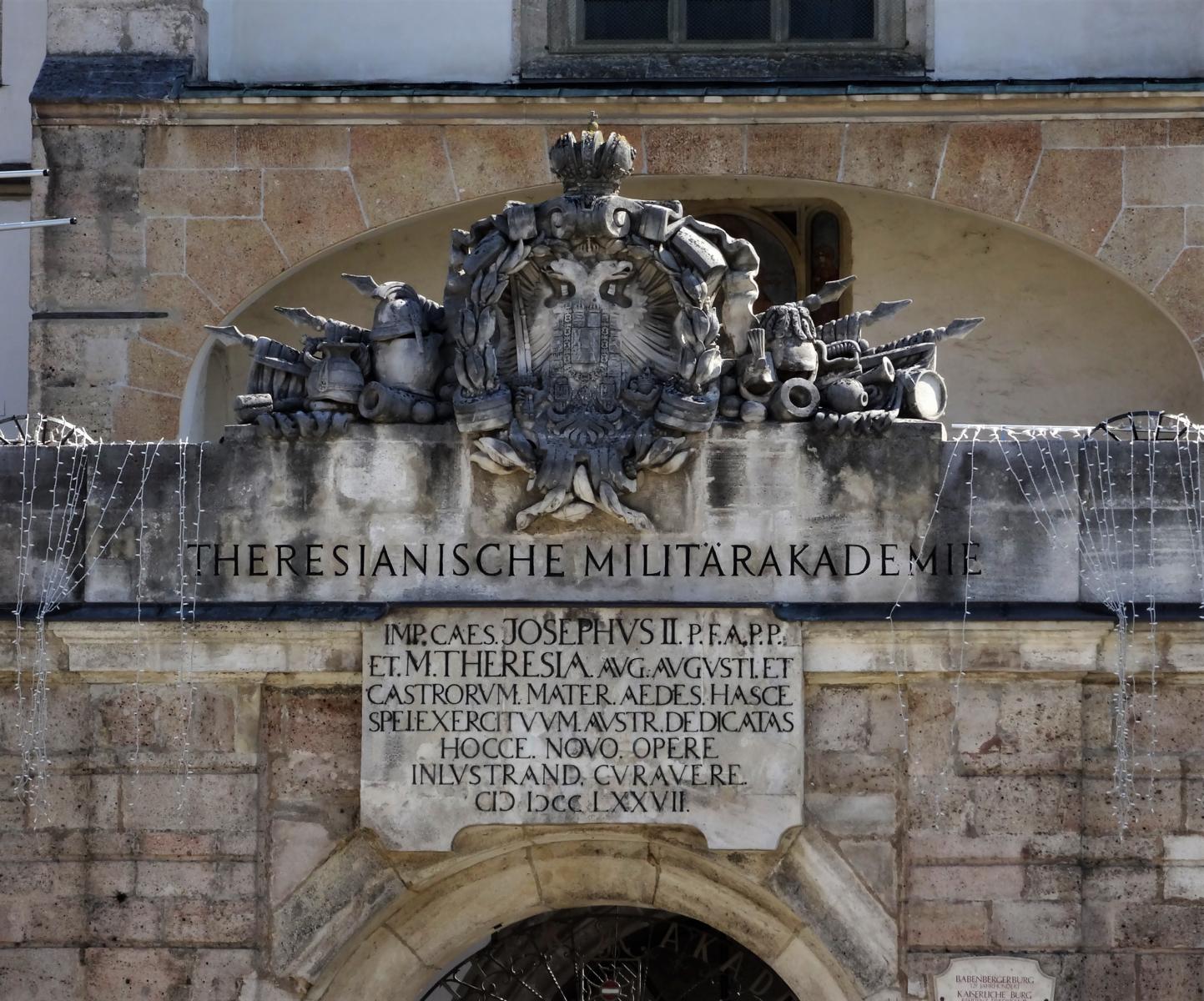 Wiener Neustadt: Burg - Eingang mit Wappen und Inschrift (2021)