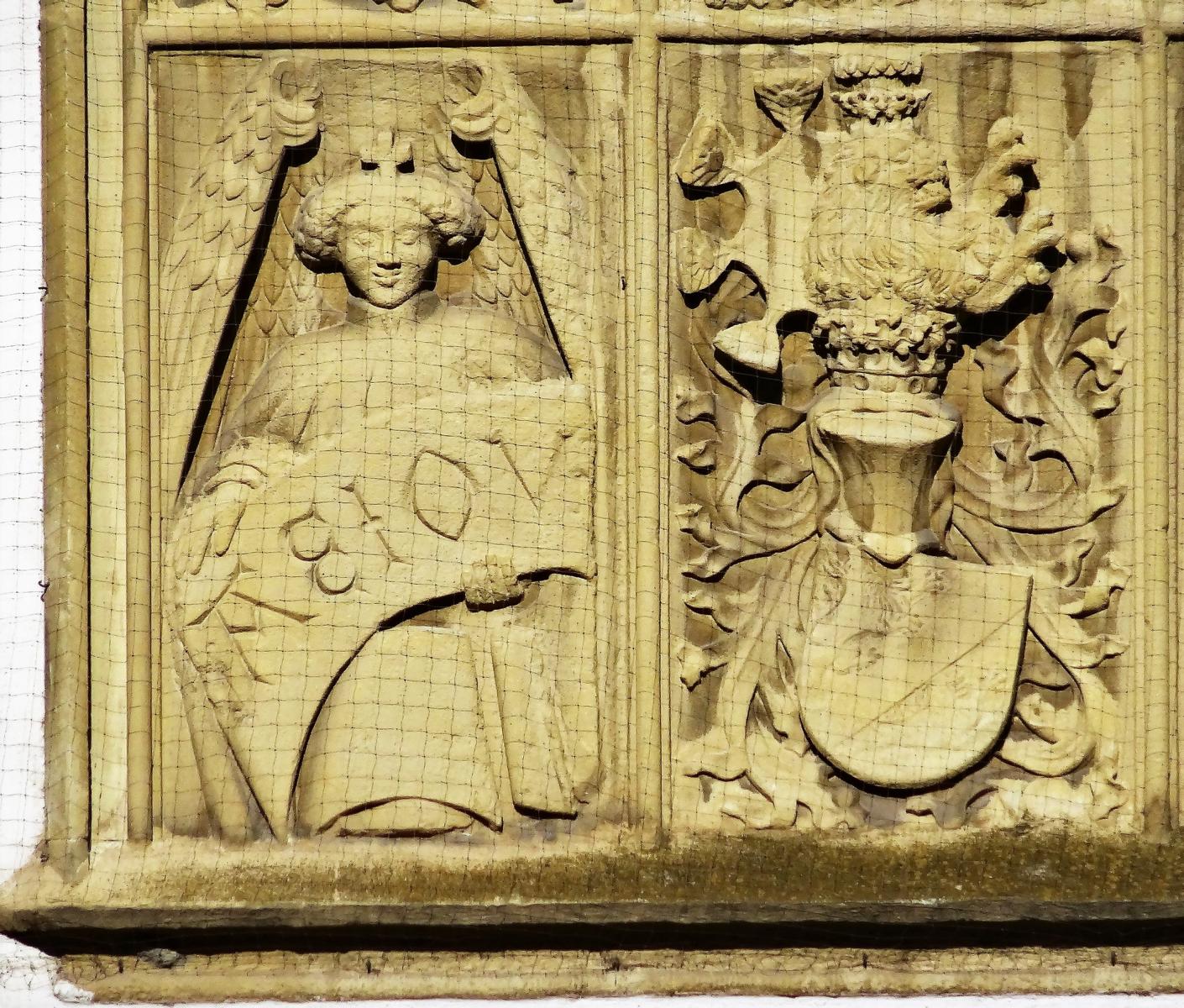 Wiener Neustadt: Burg - Wappenwand der Georgskirche [links Devise "AEIOU" Kaiser Friedrichs III.] (2021)