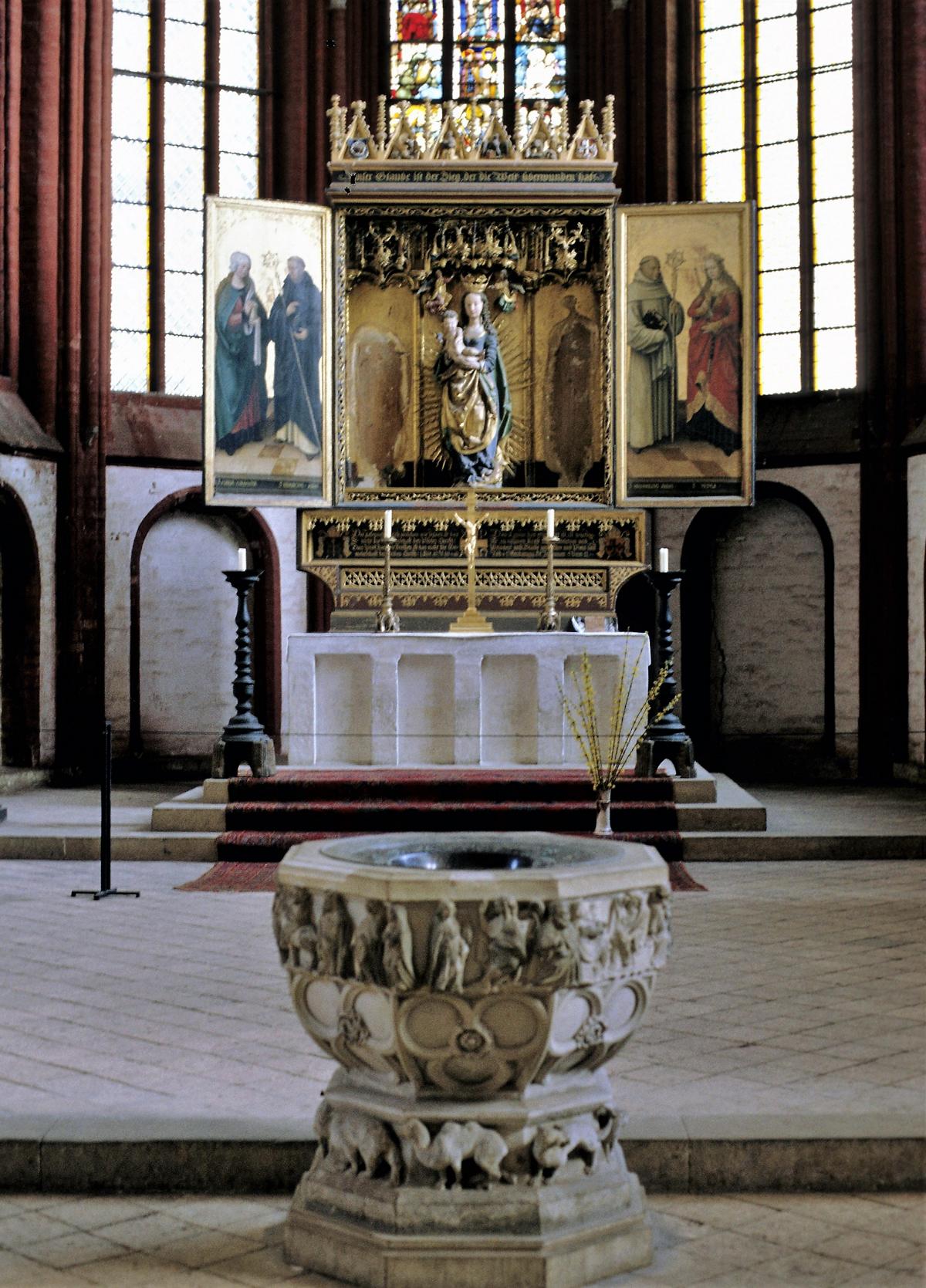 Brandenburg: Dom - Taufstein und Hochaltar im Chor (1993)