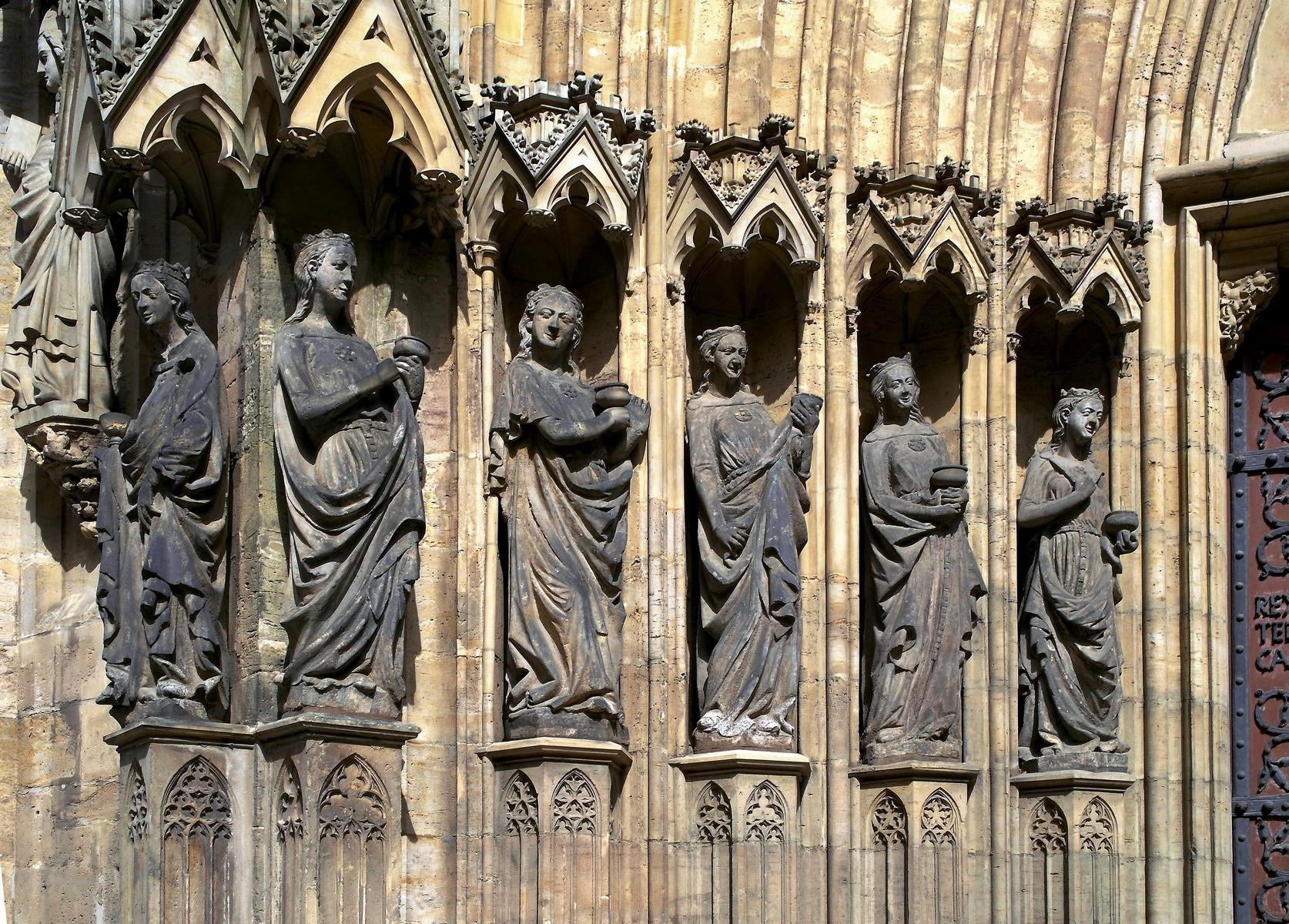 Erfurt: Dom - Triangelportal, Nordwestseite "Die klugen Jungfrauen" (2011)