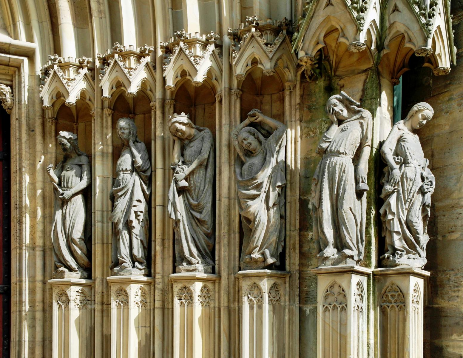 Erfurt: Dom - Triangelportal, Nordwestseite "Die törichten Jungfrauen" (2011)