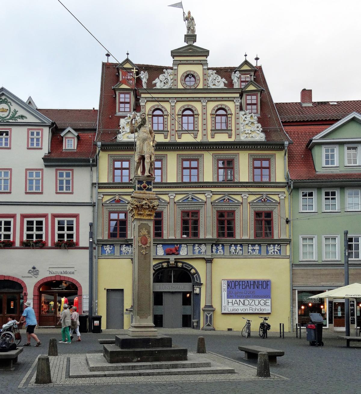 Erfurt: Haus Zum Roten Ochsen, davor Rolands- bzw. Martinsstatue (2020)