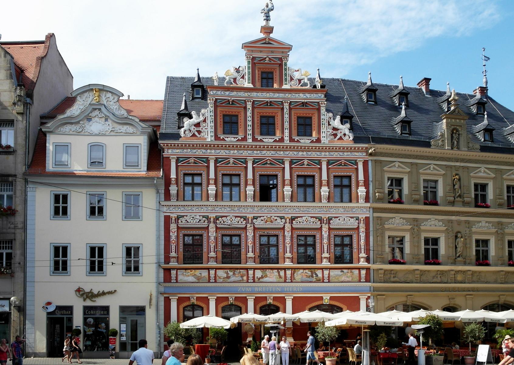 Erfurt: Fischmarkt - Haus Zum Breiten Herd, links Haus Zum Güldenen Löwen (2011)