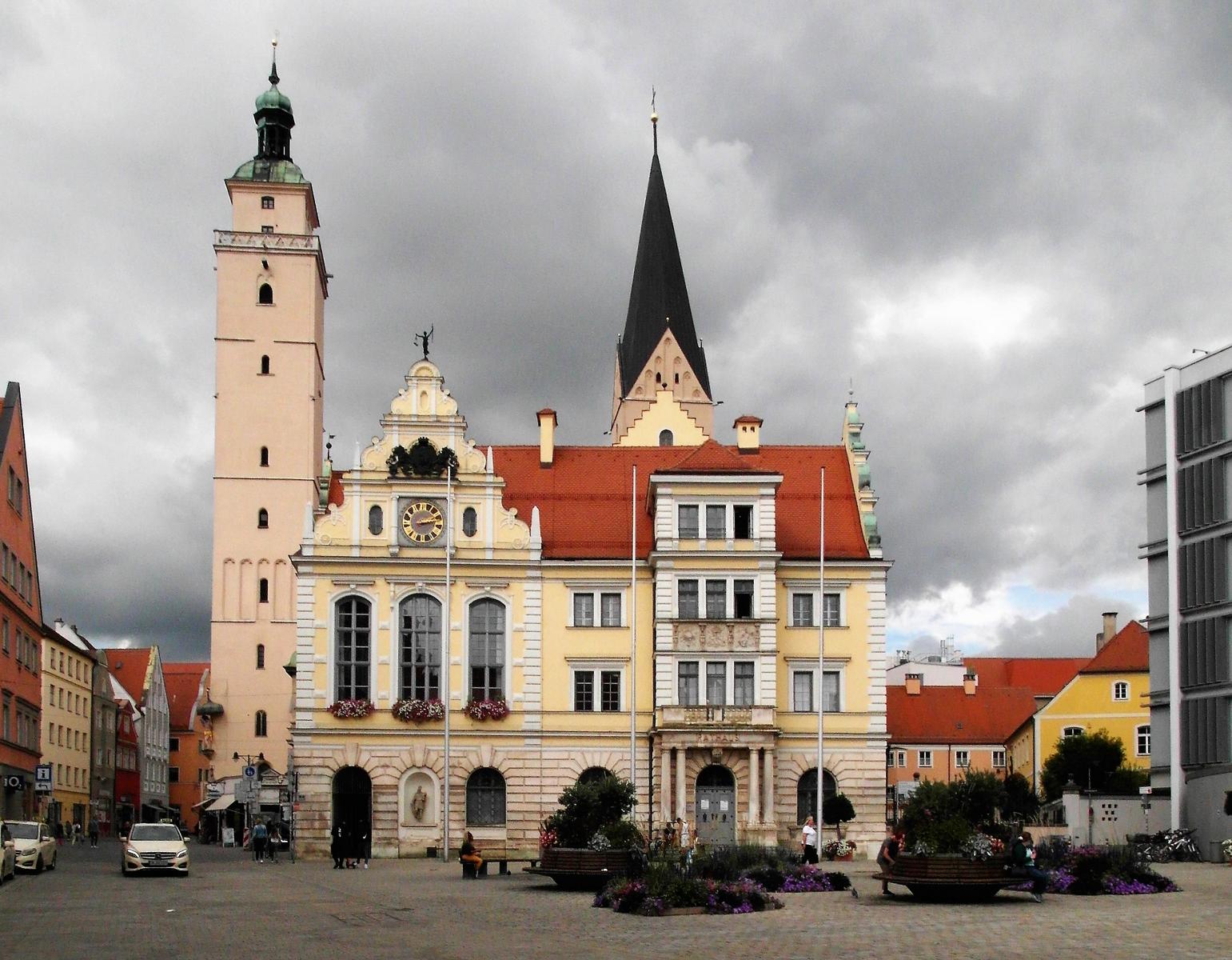 Ingolstadt: Altes Rathaus, dahinter Moritzkirche (2020)