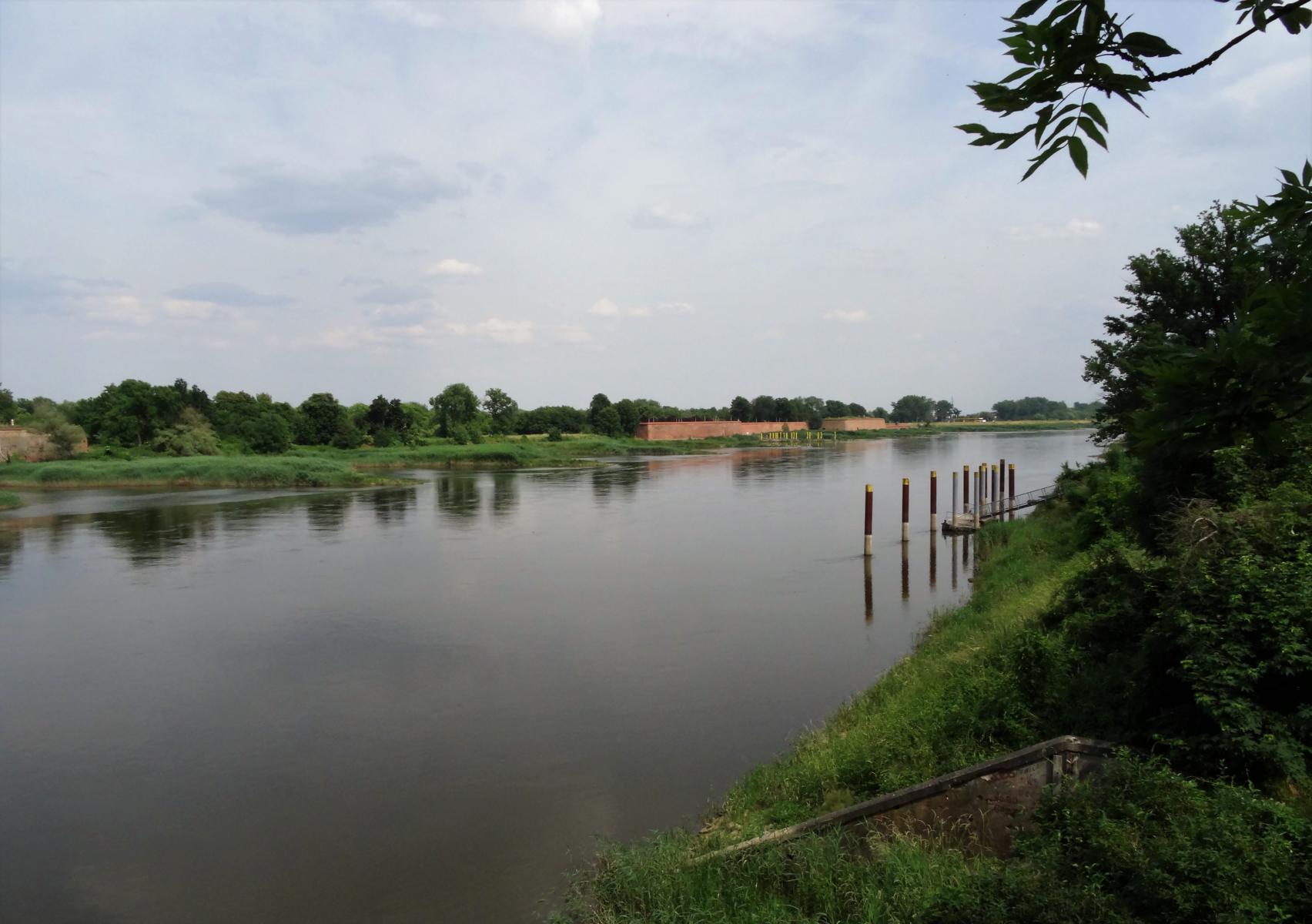 Küstrin [poln. Kostrzyn]: Blick über die Oder zur Festung (2021)