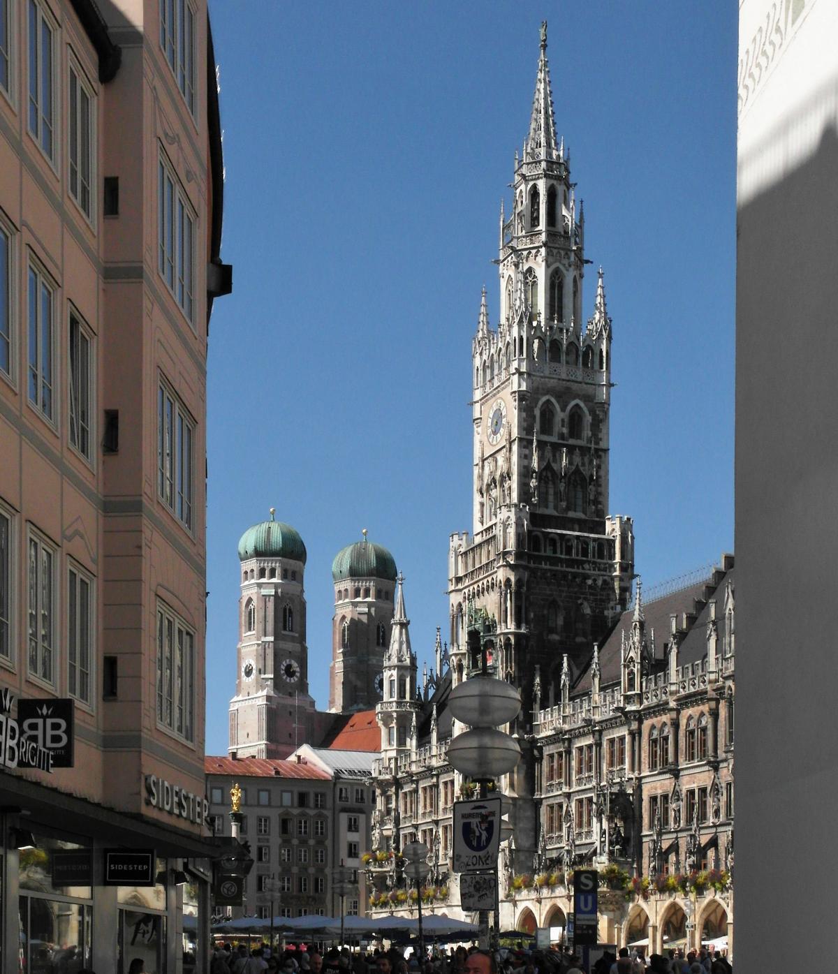 München: Marienplatz mit Neuem Rathaus, hinten Frauenkirche (2020)