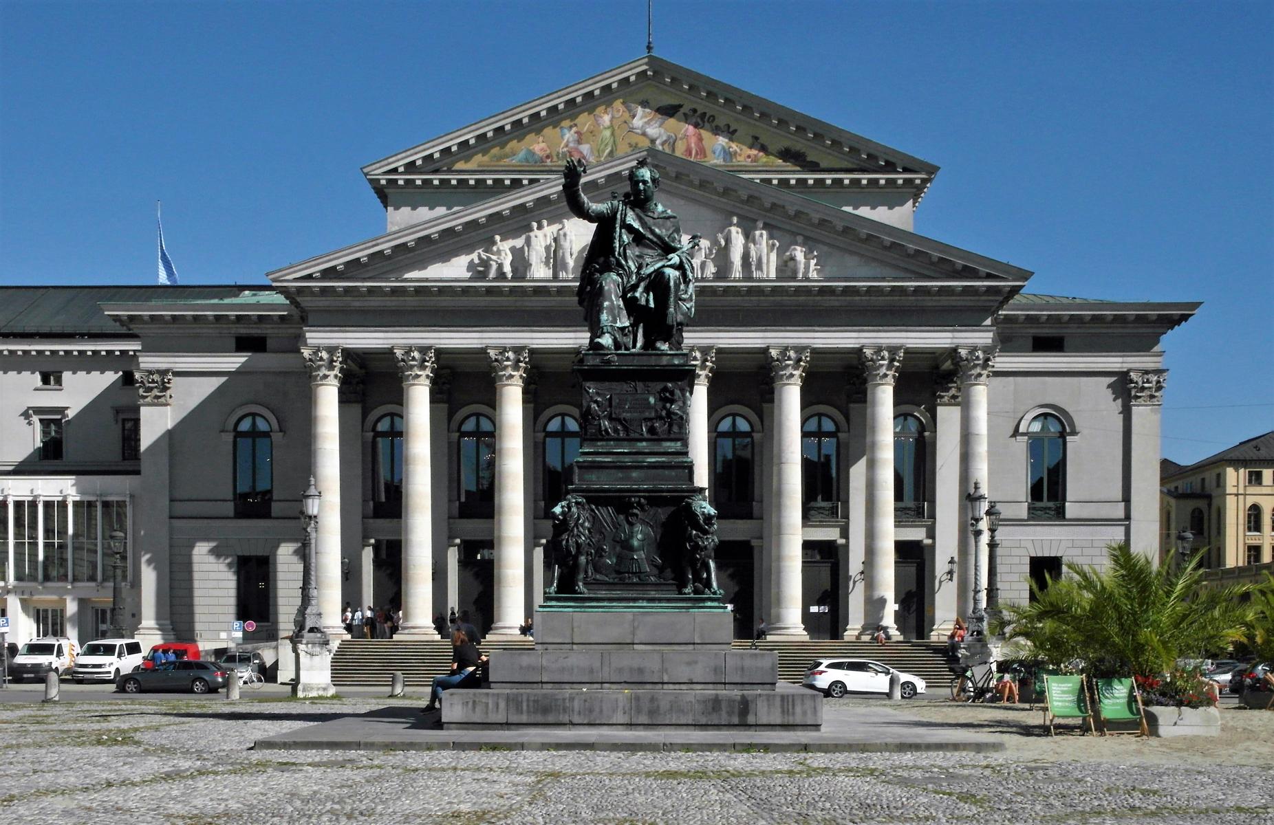 München: Nationaltheater, davor Max Joseph-Denkmal (2020)
