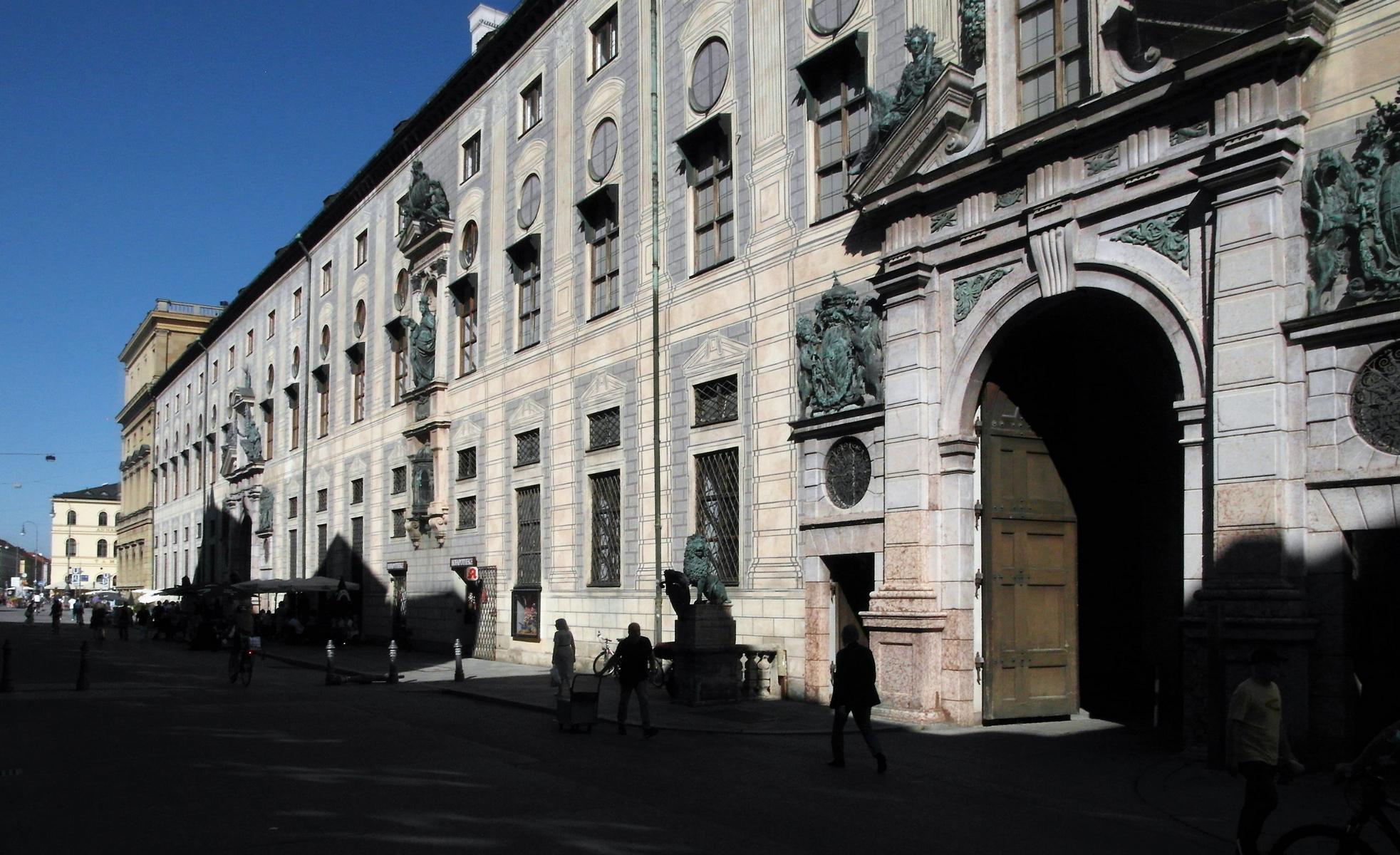 München: Residenz- Westfassade (2020)