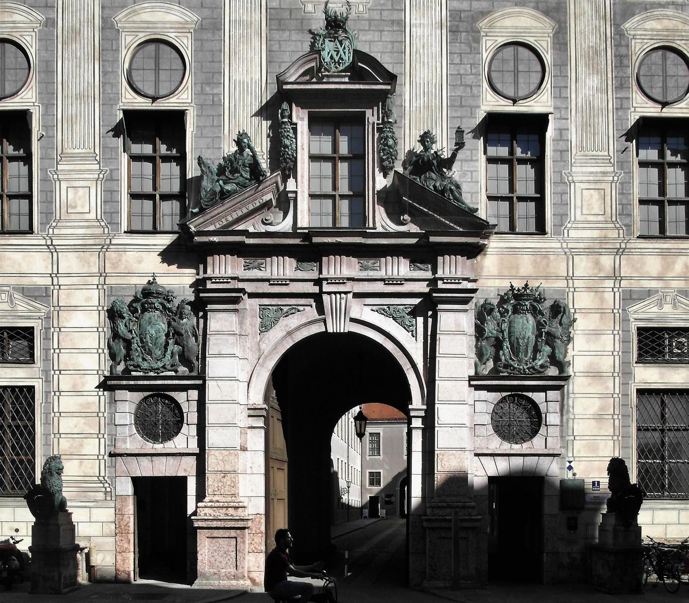 München: Residenz- Portal der Westfassade (2020)