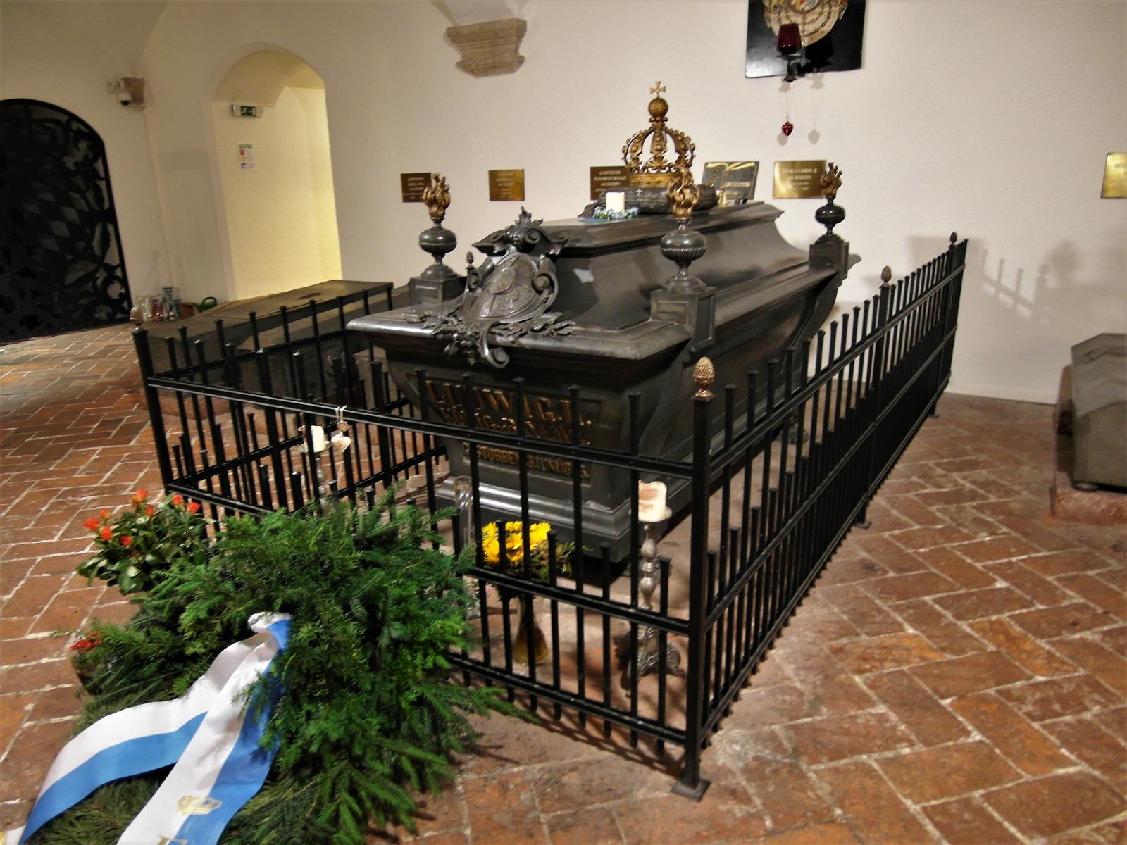 München: Michaelskirche - Sarkophag König Ludwigs II. in der Fürstengruft (2020)
