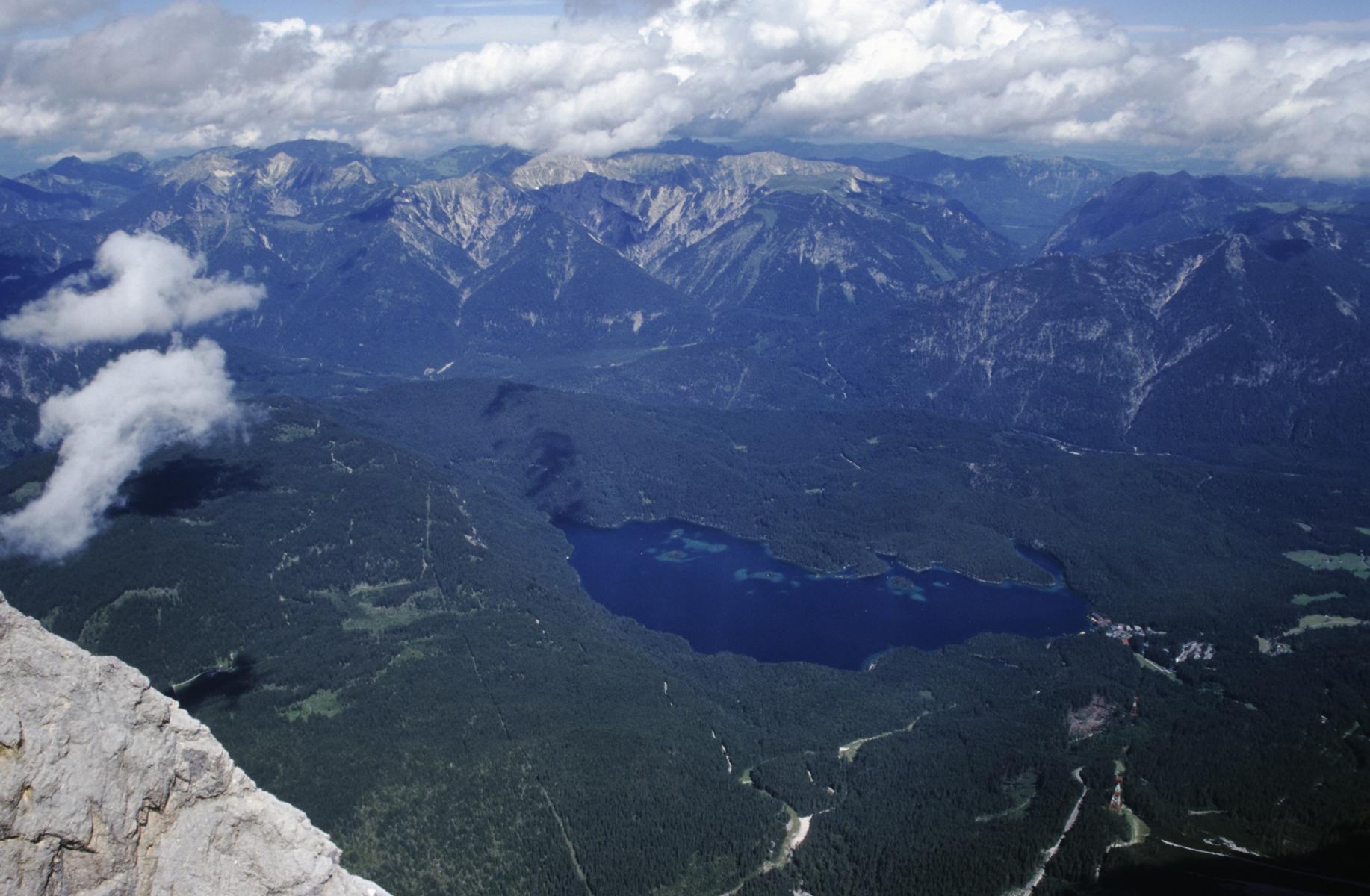 Blick von der Zugspitze nach Norden - zum Eibsee (2000)