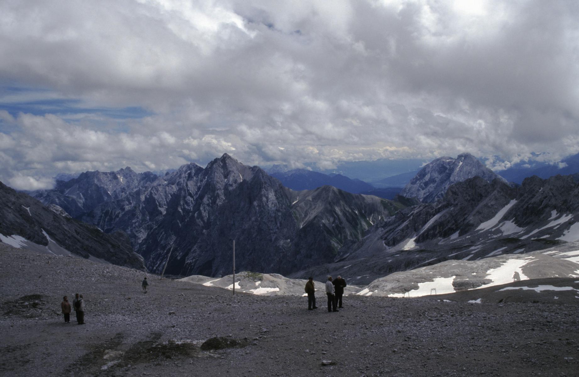 Zugspitzplatt: Blick nach Südosten - links Wettersteingebirge mit Hochwanner, rechts Hohe Munde, hinten Inntal (2000)