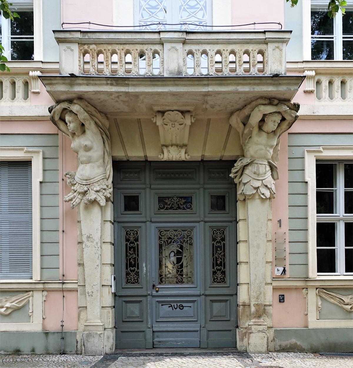 Potsdam: Kabinetthaus [Kronprinzenpalais] - Portal mit Atlanten für den Balkon (2021)