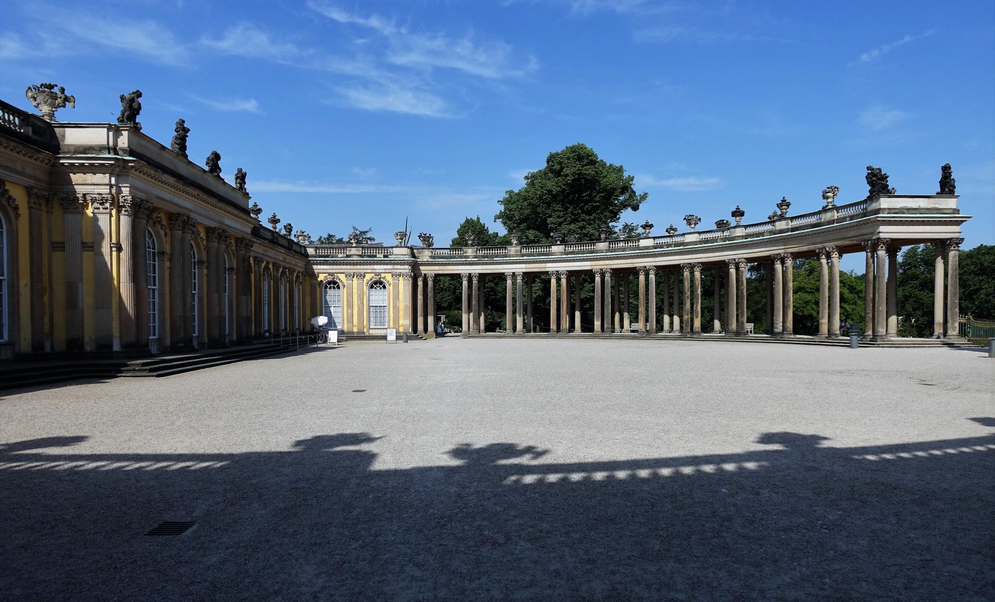 Potsdam: Schloss Sanssouci [Hofseite] mit Kolonnade (2021)
