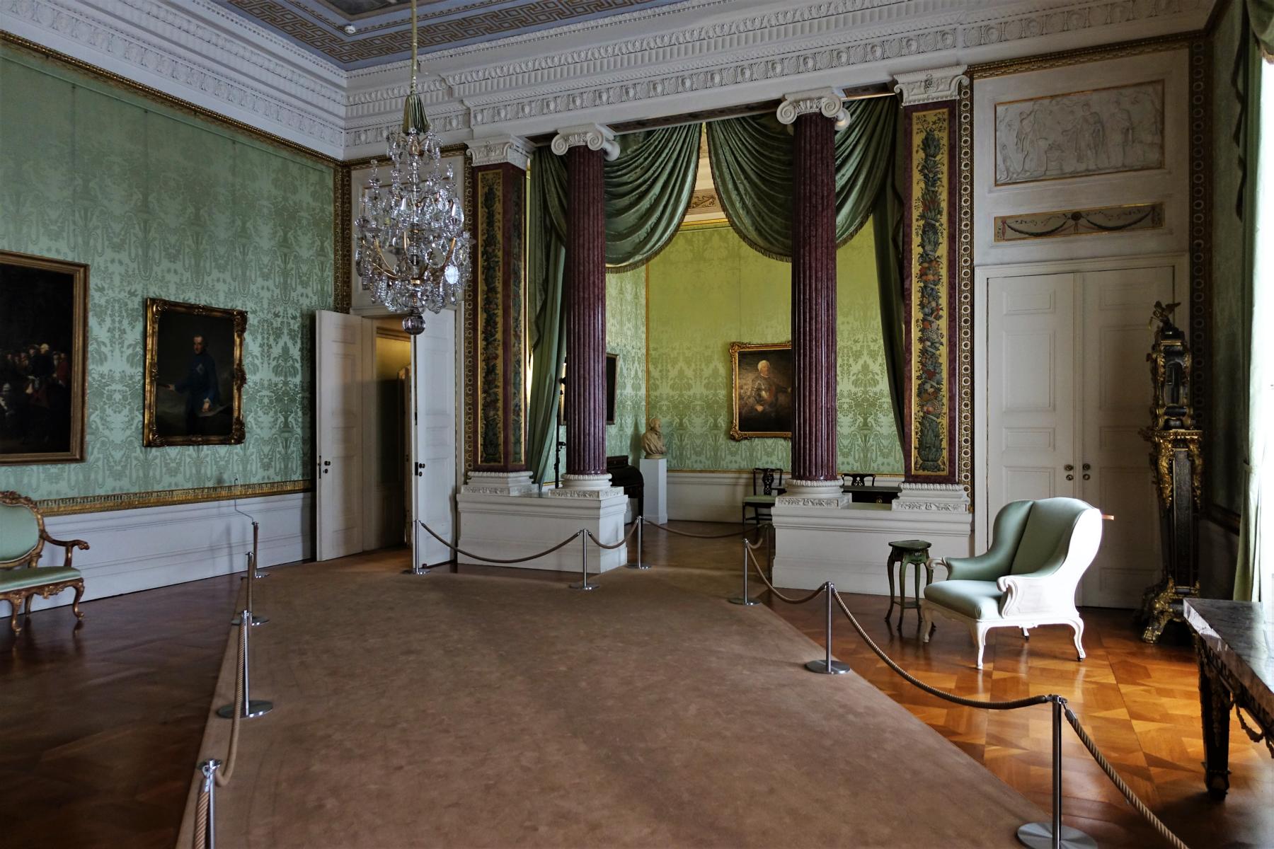 Potsdam: Schloss Sanssouci - Arbeits- und Schlafzimmer [Mitte Alkoven, rechts Sterbesessel Friedrichs d. Gr.] (2021)