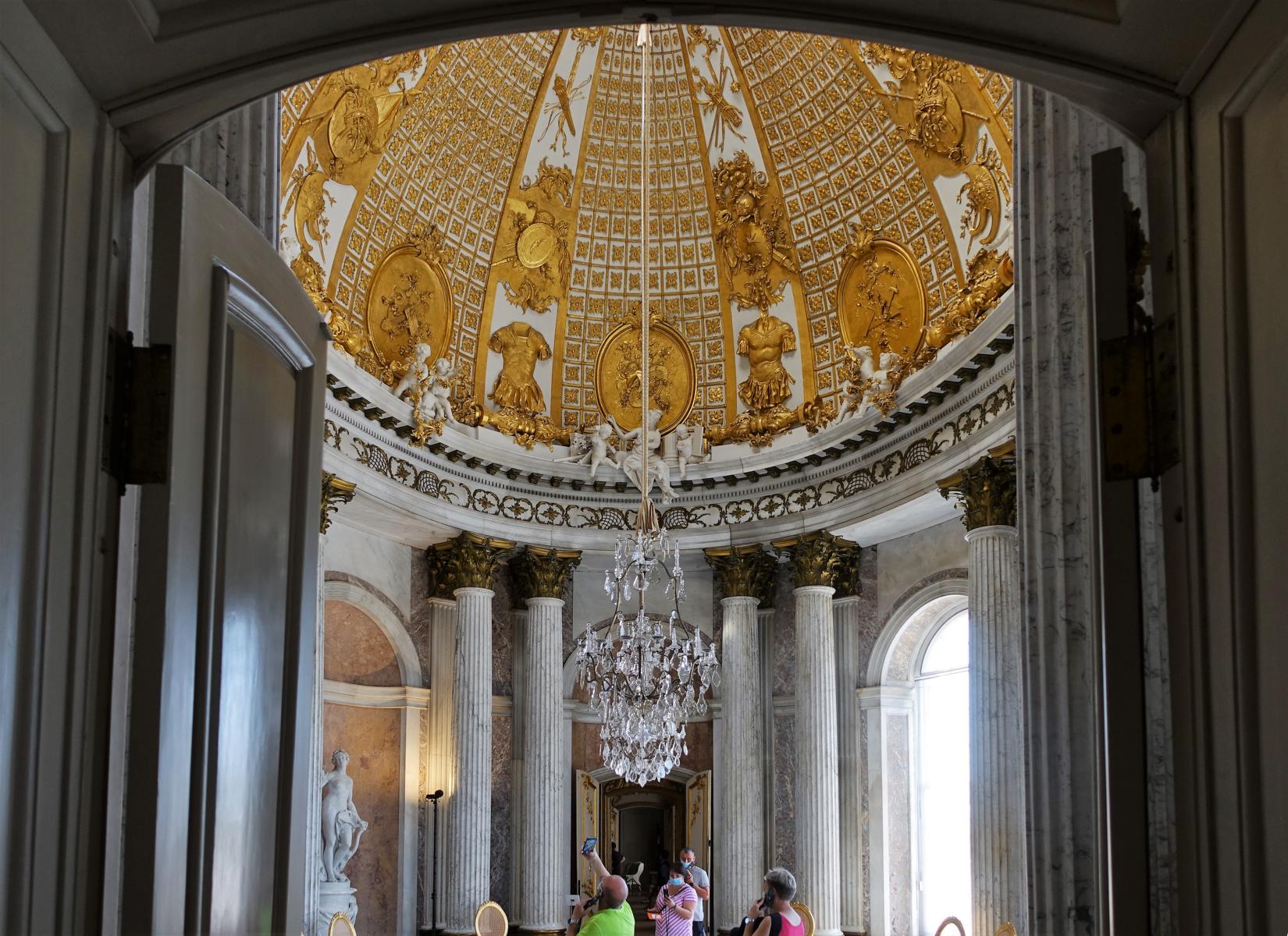 Potsdam: Schloss Sanssouci - Blick in den Marmorsaal (2021)
