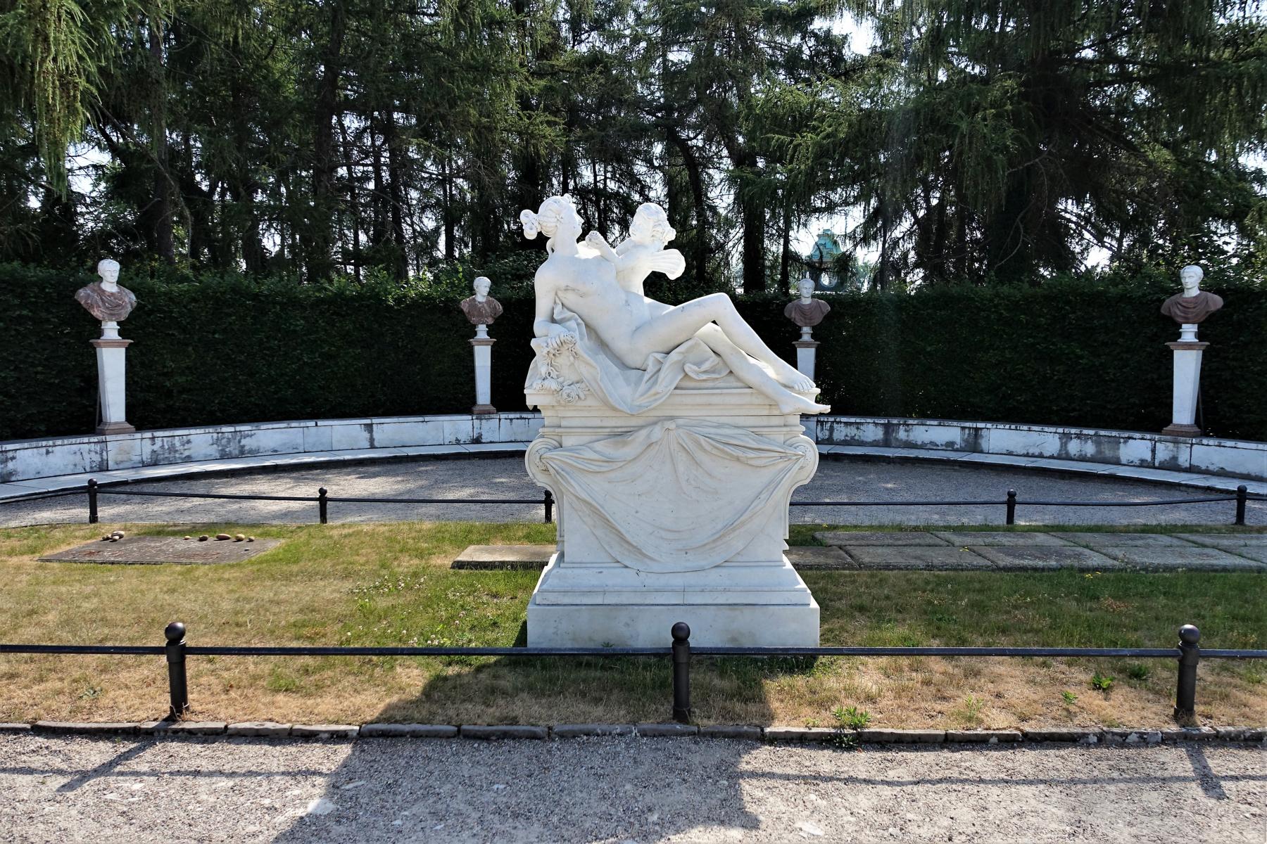 Potsdam: Schloss Sanssouci - Grabstätte Friedrichs d. Gr. mit Marmorgruppe der Flora (2021)