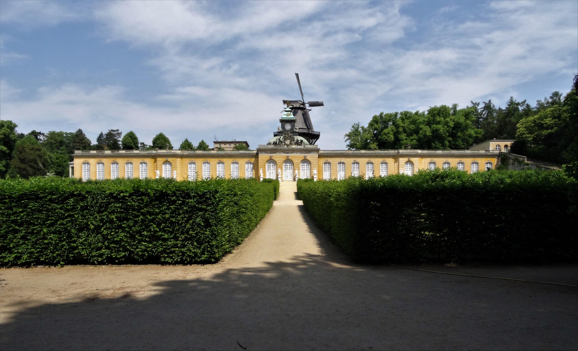 Potsdam: Park Sanssouci - Neue Kammern, dahinter Windmühle (2021)