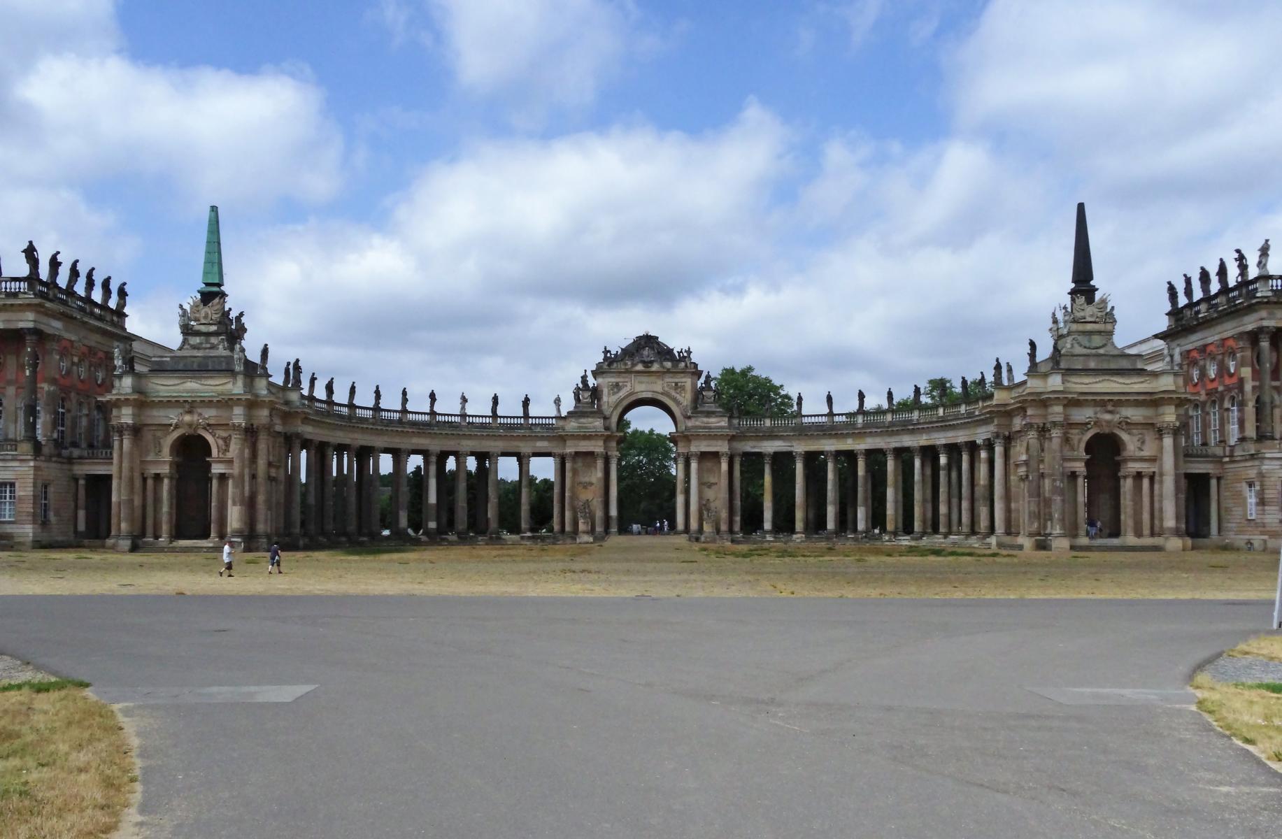 Potsdam: Park Sanssouci - Kolonnade mit Triumphtor [zwischen den Communs] (2021)