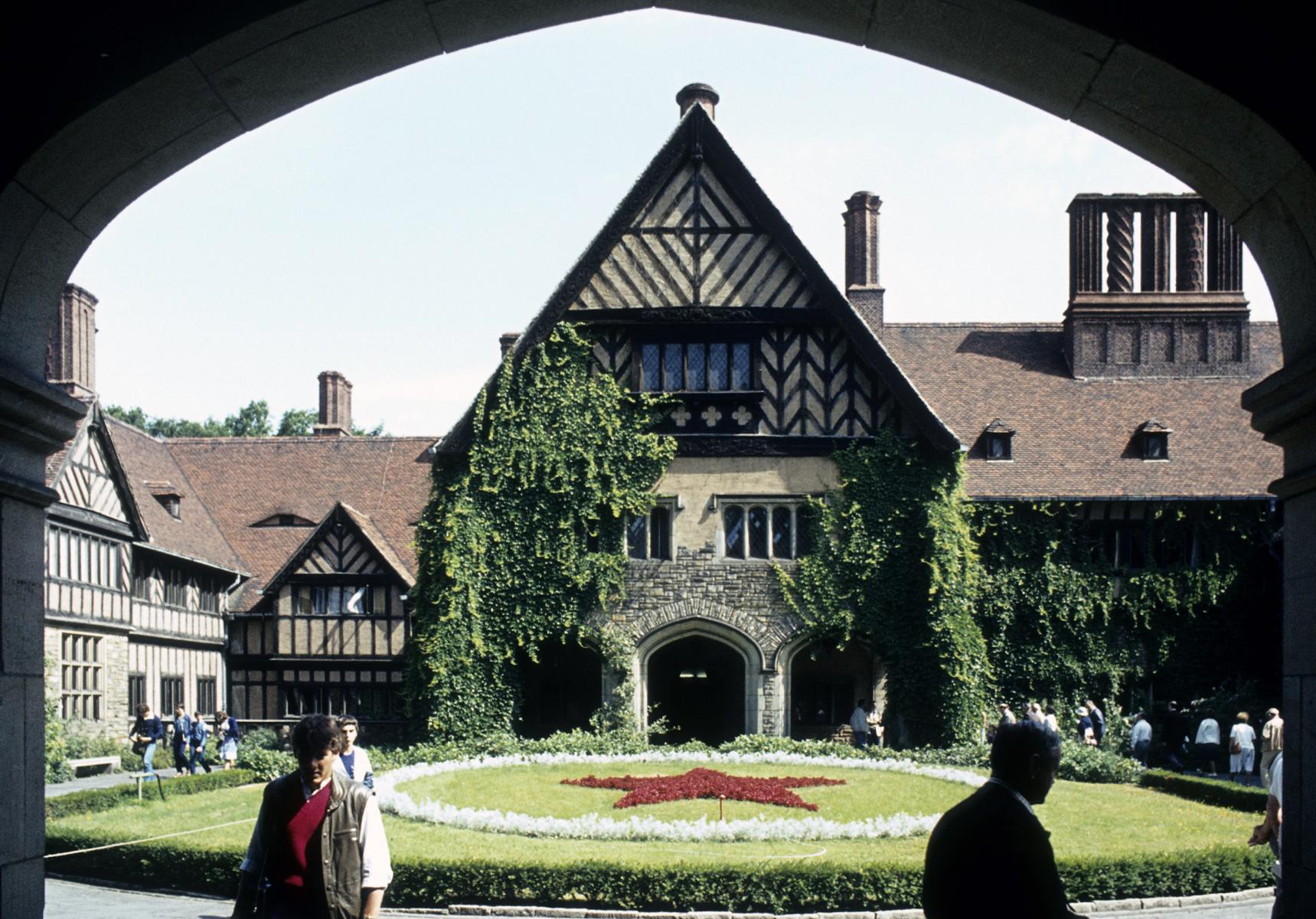 Potsdam: Schloss Cecilienhof - Innenhof (1983)