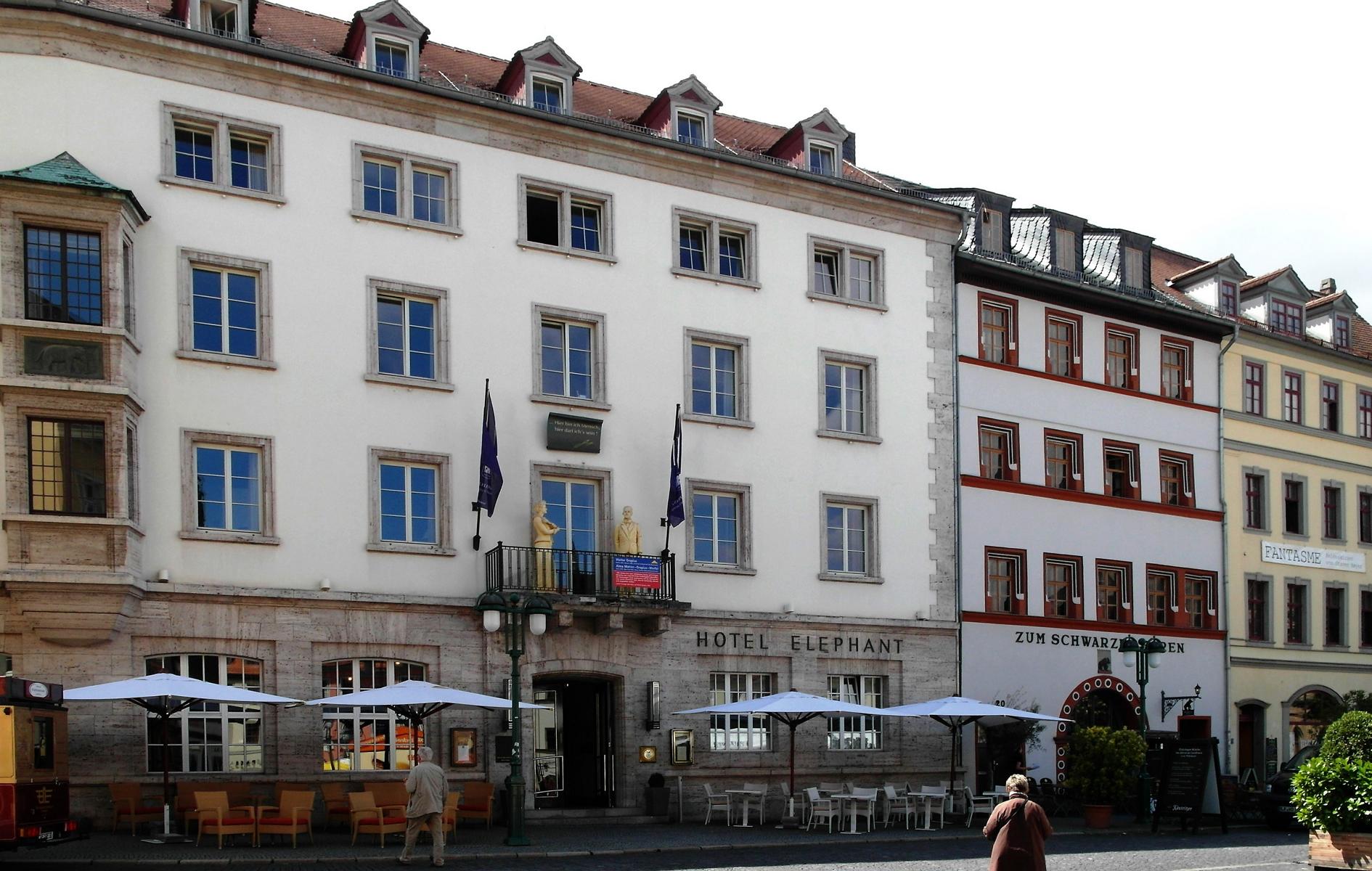 Weimar: Marktplatz, links Hotel Elephant (2011)
