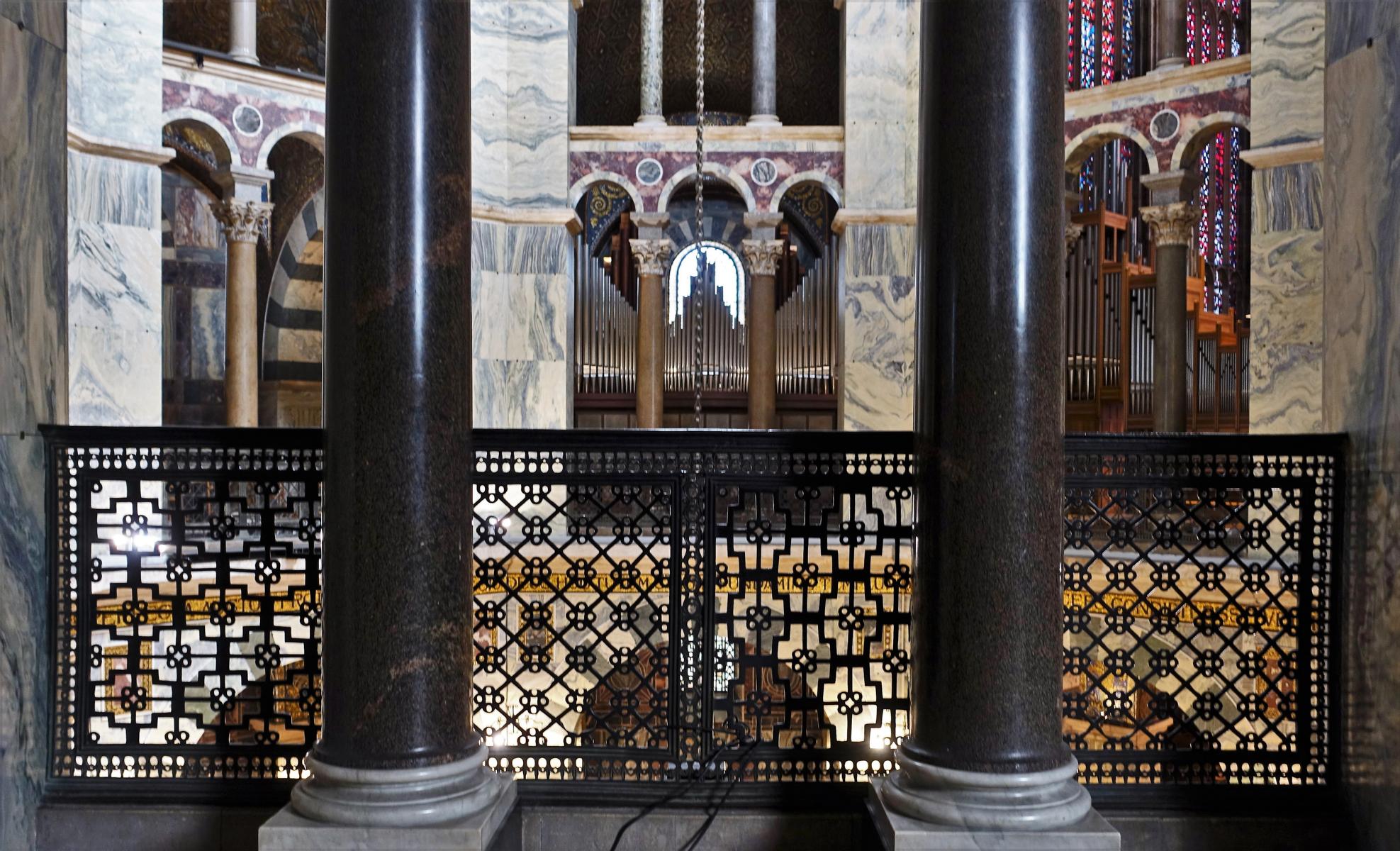 Aachen: Dom - Bronzegitter im Obergeschoss des Oktogons (2021)