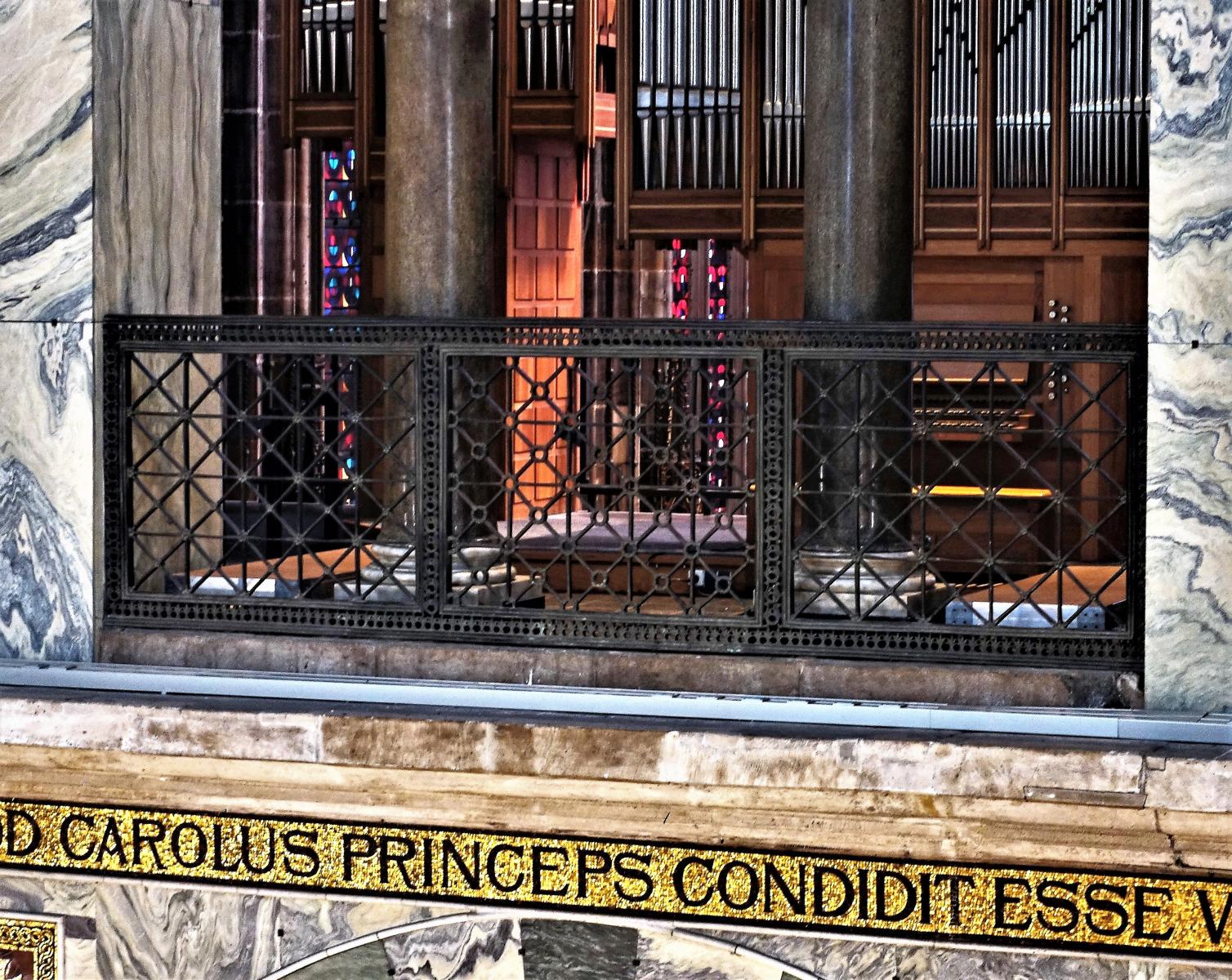 Aachen: Dom - Bronzegitter im Obergeschoss des Oktogons (2021)