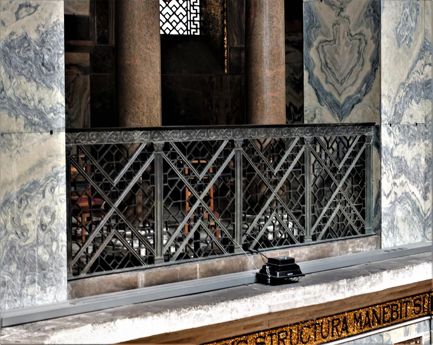 Aachen: Dom - Bronzegitter im Obergeschoss des Oktogons (2021)