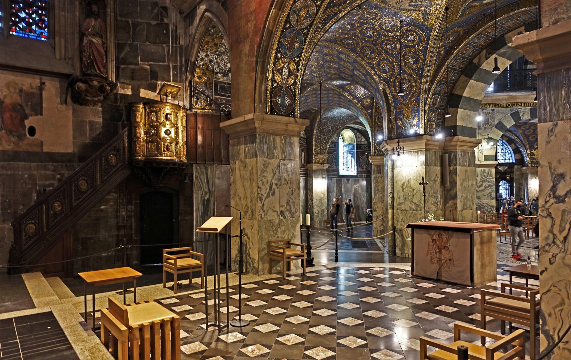 Aachen: Dom - Blick von der Chorhalle zum Oktogon und seinen Umgang (2021)