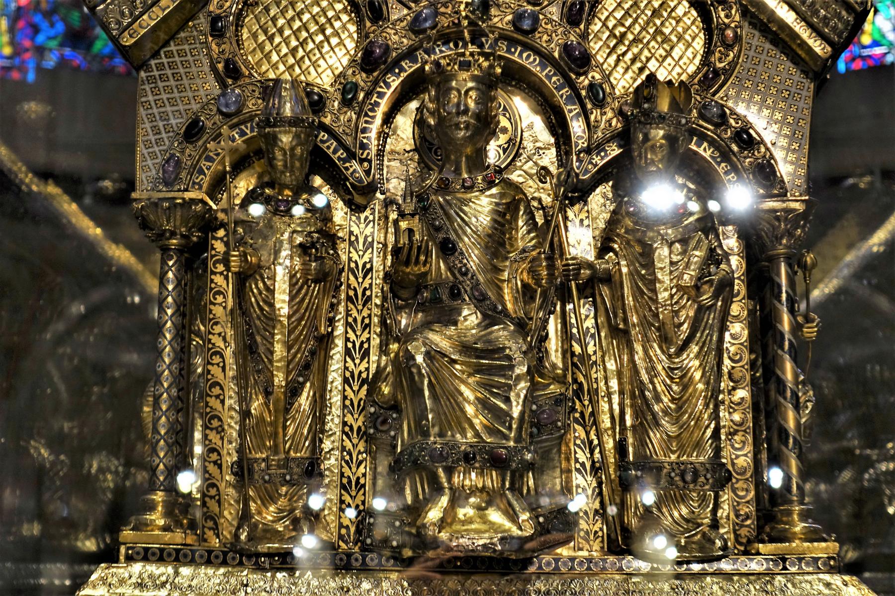 Aachen: Dom - Karlsschrein [Stirnseite mit Figuren von Papst Leo III., Karl d. Gr., Ebf. Turpin v. Reims] (2021)