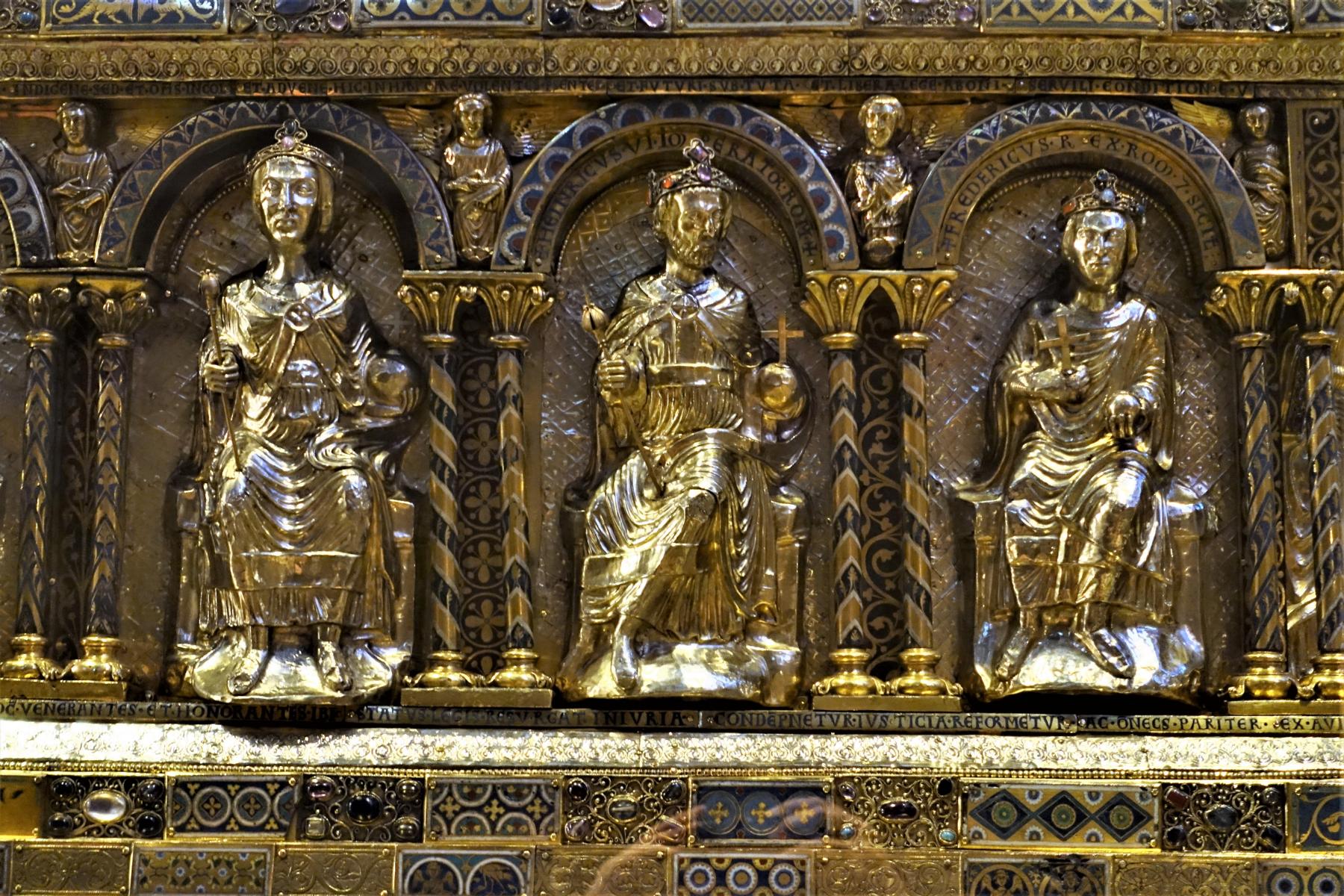 Aachen: Dom - Karlsschrein [rechte Längsseite mit Figuren der Kaiser Heinrich VI., Mitte, und Friedrich II., rechts] (2021)