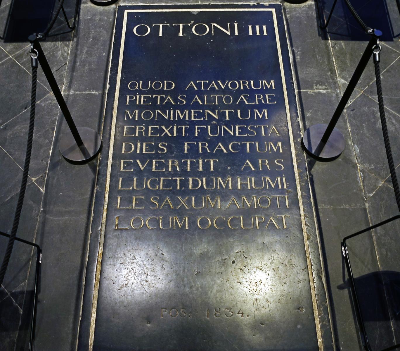 Aachen: Dom - Grabplatte Kaiser Ottos III. in der Chorhalle (2021)