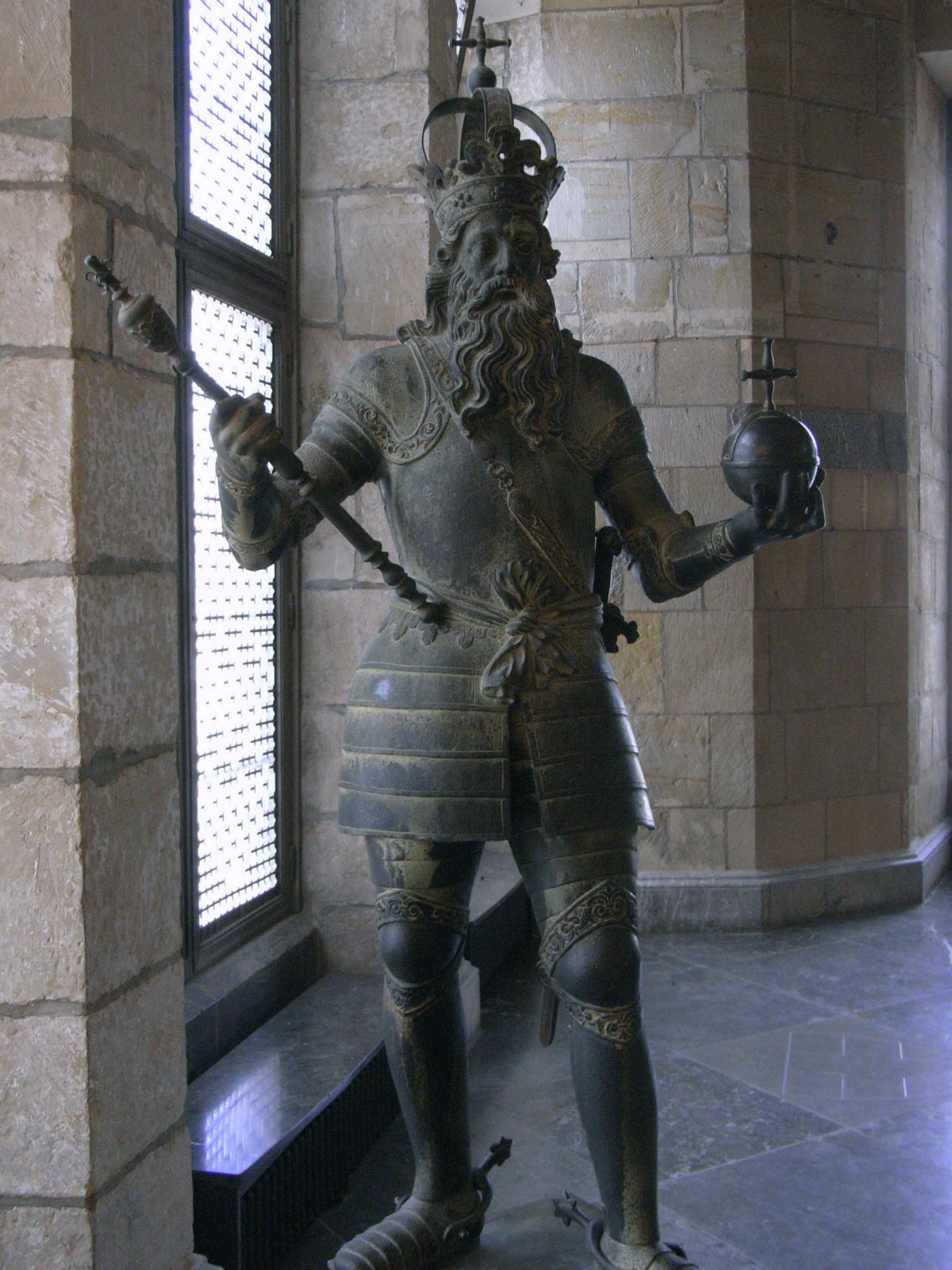 Aachen: Rathaus - Figur Karls d. Gr. vom Marktbrunnen im Reichssaal (2008)