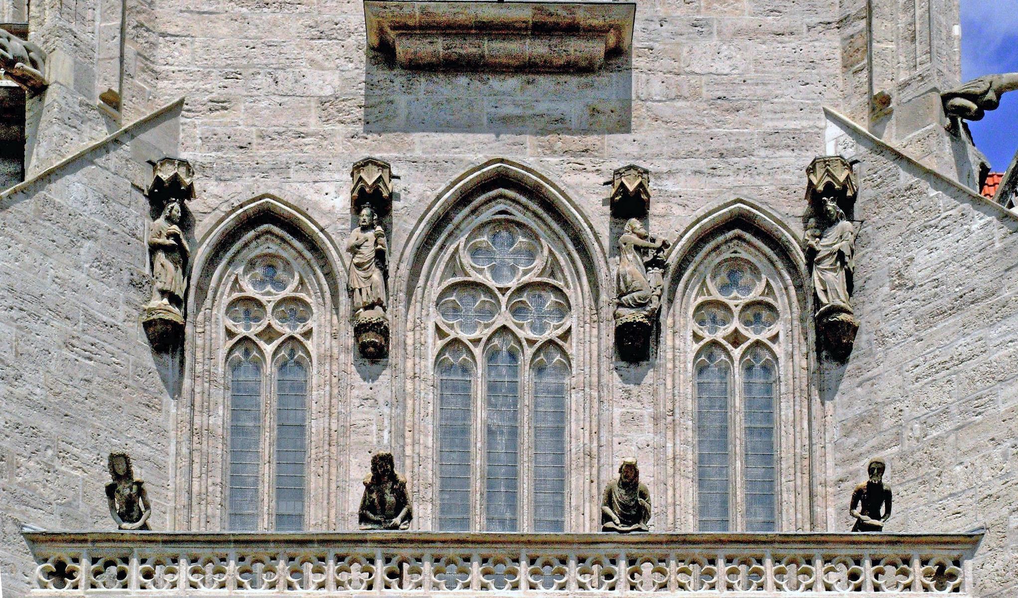Mühlhausen: Marienkirche - Altan mit Figur Kaiser Karls IV. [Zweiter von links] an der südliche Querhausfassade (2011)