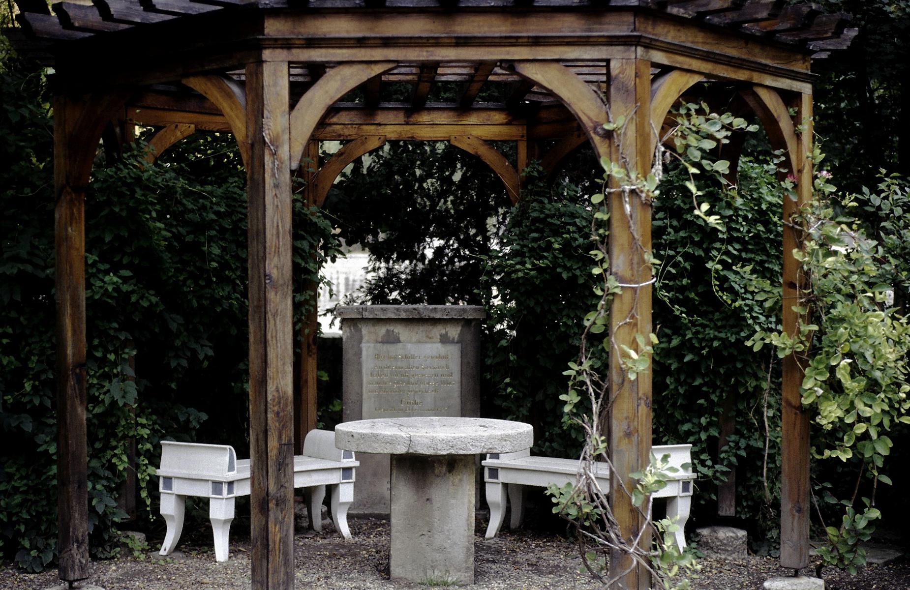 Jena: Schillers Gartenhaus - Veranda mit Steintisch (1985)