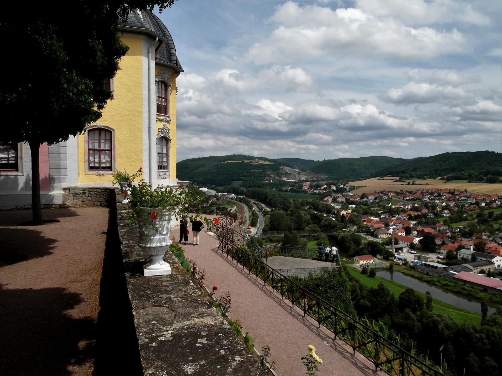 Dornburg: Rokokoschloss mit dem Blick ins Saaletal (2011)