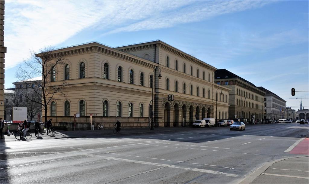 München: Ludwigstraße [Ostseite] vorne ehem. Kriegsministerium [heute Staatsarchiv] (2022)