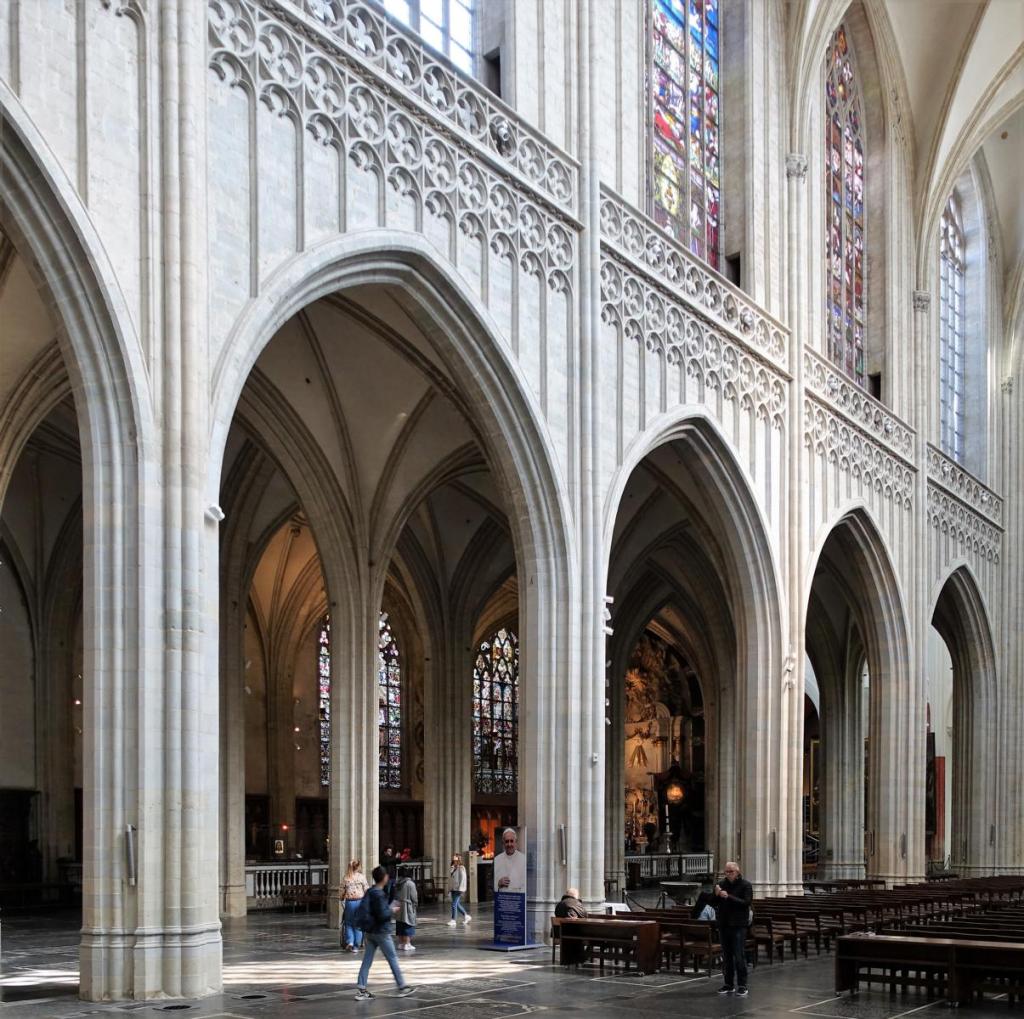 Antwerpen: Liebfrauenkathedrale - Mittelschiff und drei Seitenschiffe (2022)