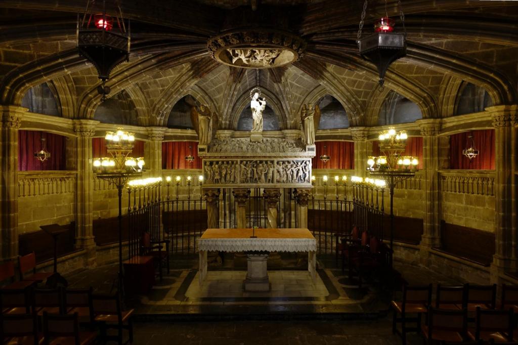 Barcelona: Kathedrale - Krypta mit Eulalia-Sarkophag (2022)