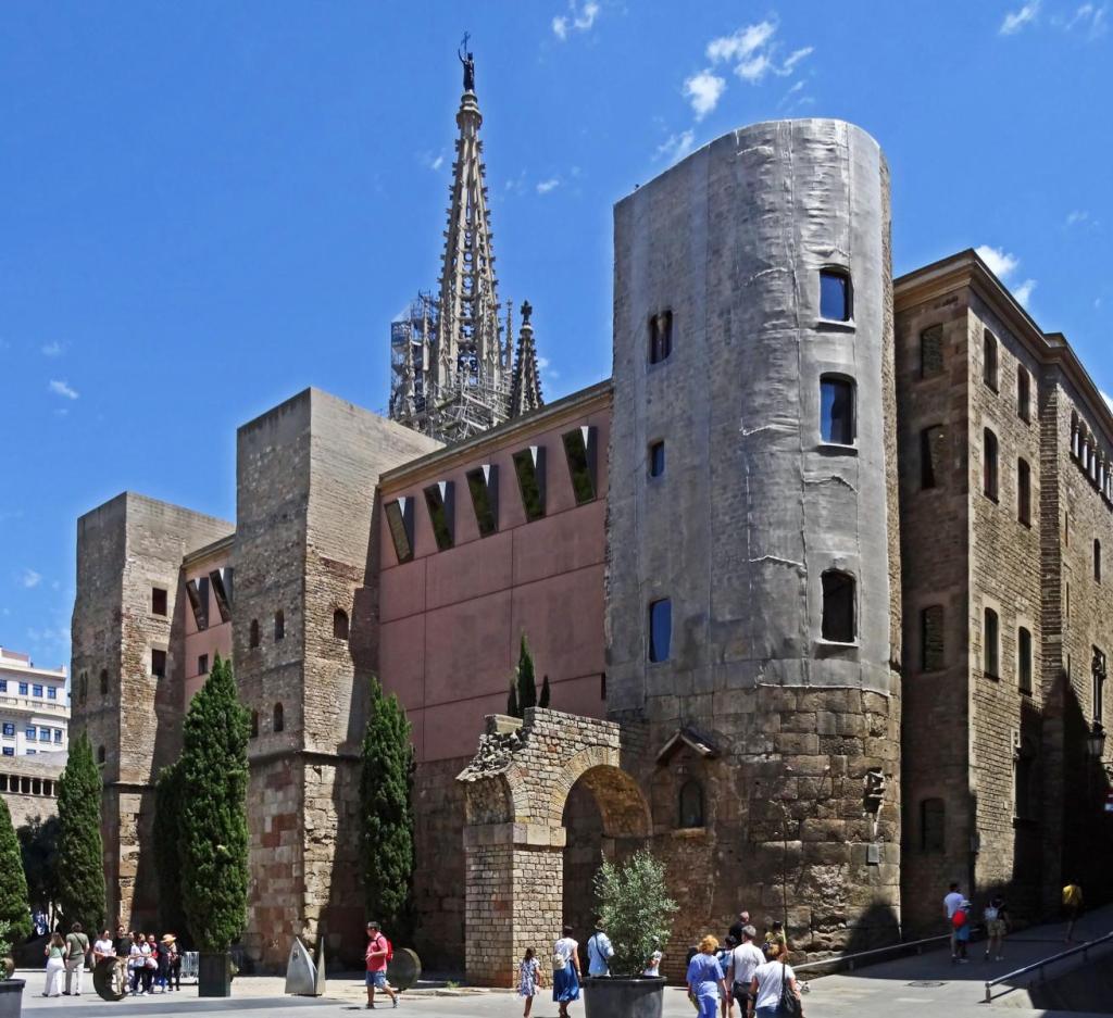 Barcelona: Haus des Erzdiakons [Casa del Arcediano] - auf der römischen Stadtmauer, vorne römischer Aquädukt (2022)