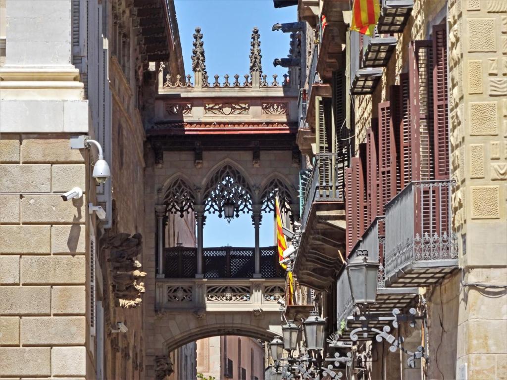 Barcelona: Bischofsbrücke zwischen dem Palast der Generalitat [links] und dem Domherrenhaus (2022)