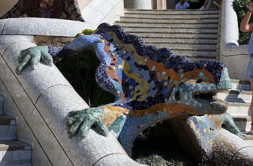 Barcelona: Park Güell - Drachenfigur auf der Drachentreppe (2022)