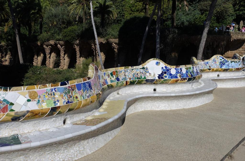 Barcelona: Park Güell - Sitzbank am Platz der Natur (2022)