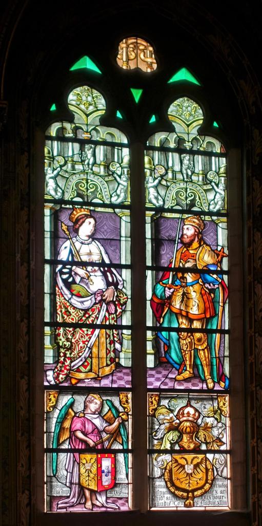 Brügge: Heiligblutbasilika - obere Kapelle, Glasfenster mit Karl V. und Isabella von Portugal (2022)