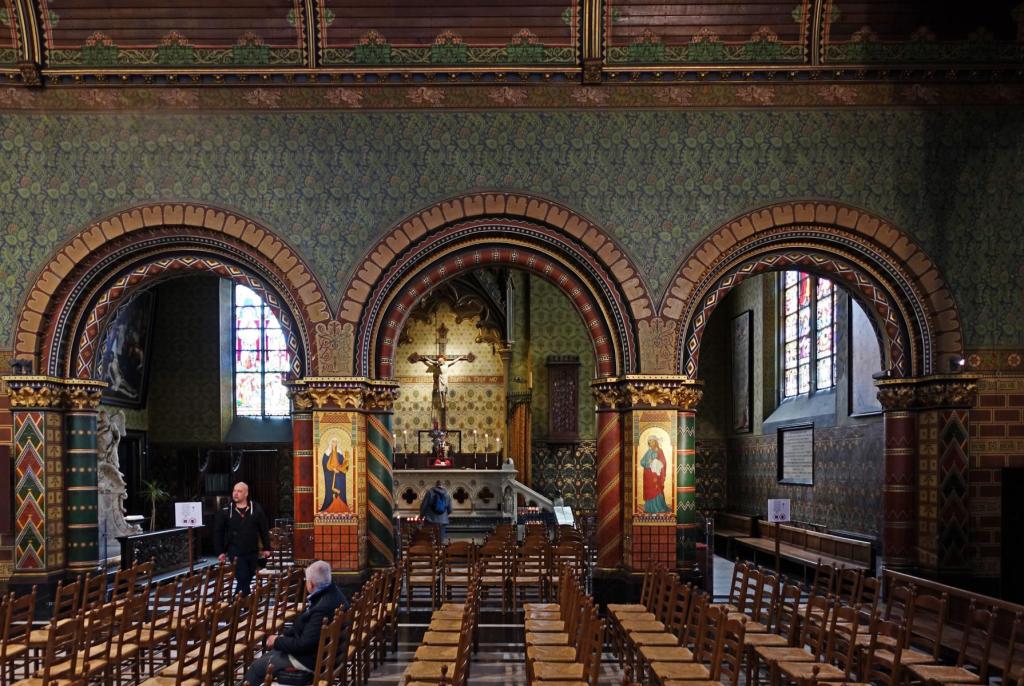 Brügge: Heiligblutbasilika - obere Kapelle, Blick zur Seitenkapelle mit Blutreliquie (2022)