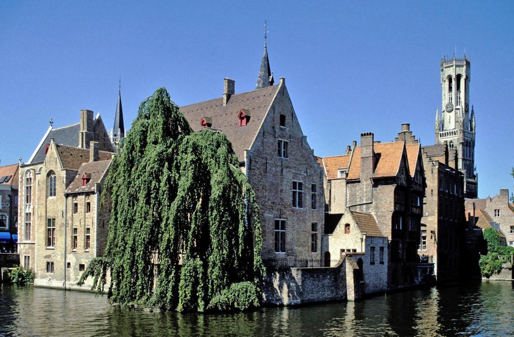 Brügge: Dijver [Blick vom Rosenkranzkai = Rozenhoedkaai] (2003)