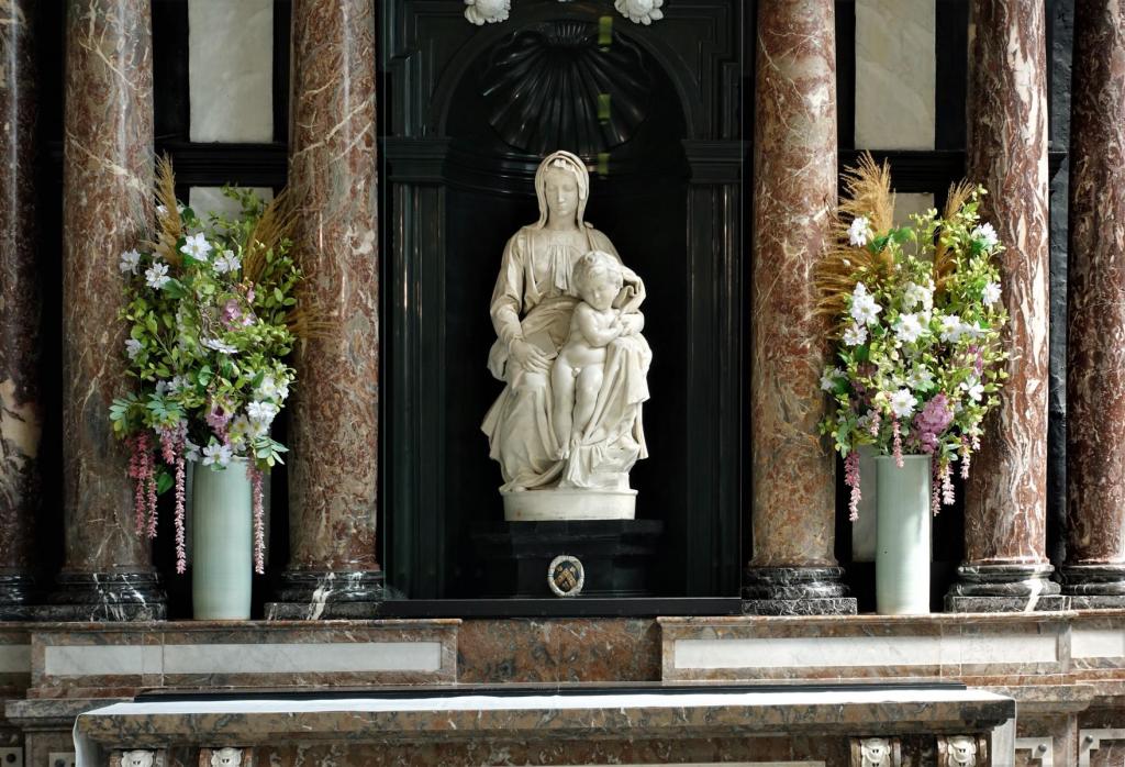 Brügge: Liebfrauenkirche - Brügger Madonna vonMichelangelo (2022)