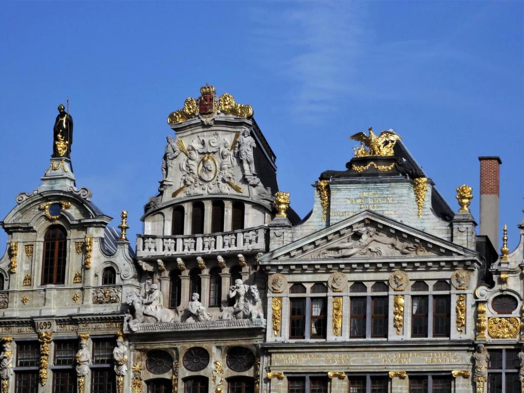 Brüssel: Marktplatz - Nordwestseite [von rechts] Die Wölfin - Das Horn - Der Fuchs (2022)